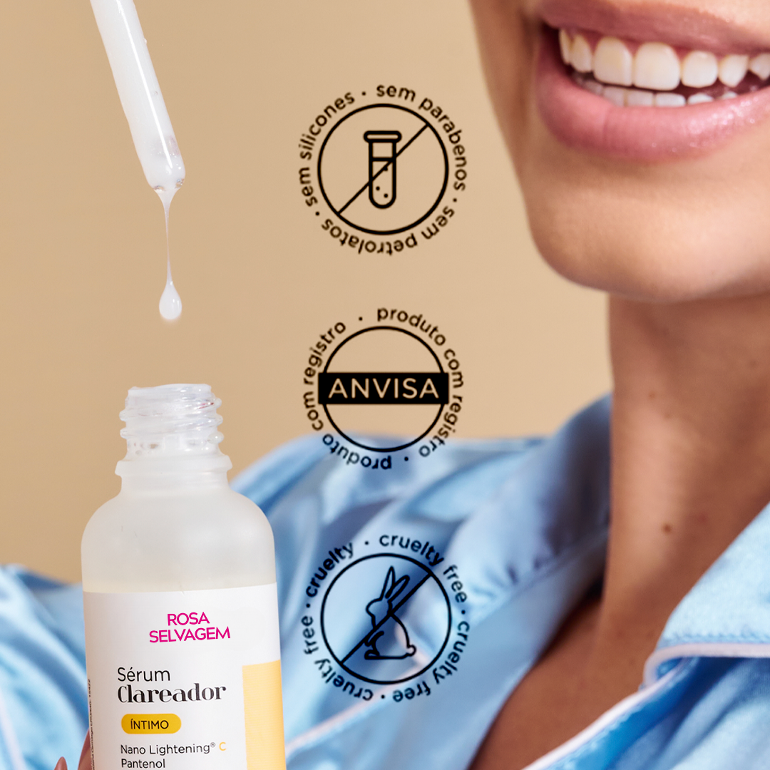 Mulher sorrindo com produto Rosa Selvagem e certificações de qualidade